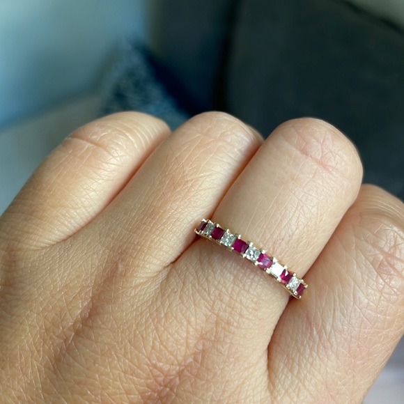 Angara Heirloom Ruby and Diamond Ring 14 K Yellow Gold. Size 6.